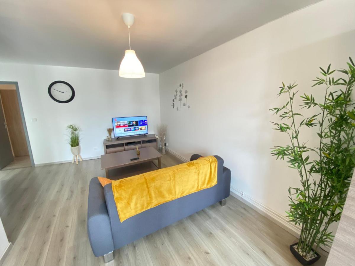 Joli Appartement Avec Parking Gratuit Sur Place Givet Exteriör bild